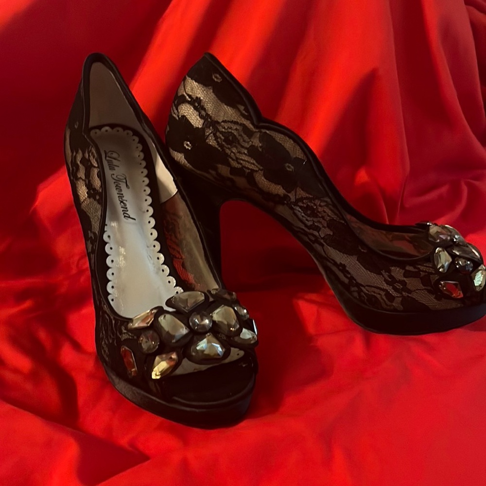 Lulu Townsend lovely lace peep toes